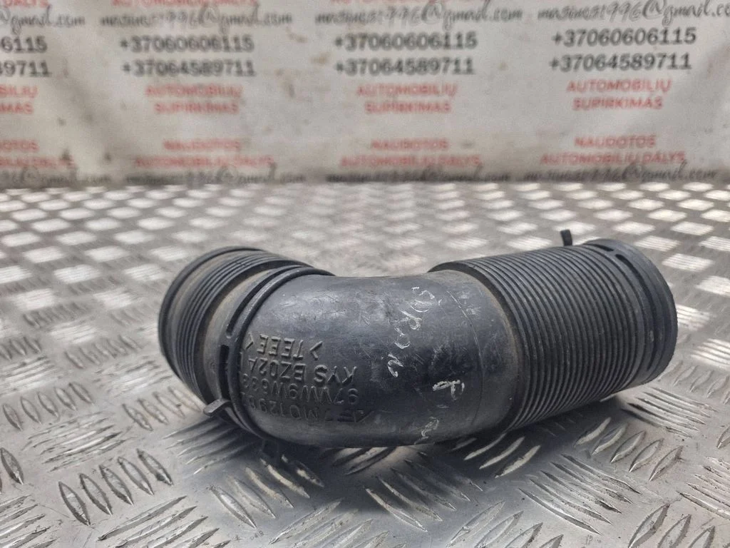 Air intake hose/pipe – Volkswagen Sharan (1996-2000)