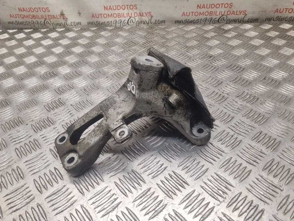 Mootori kinnituskronstein 8K0199308AQ