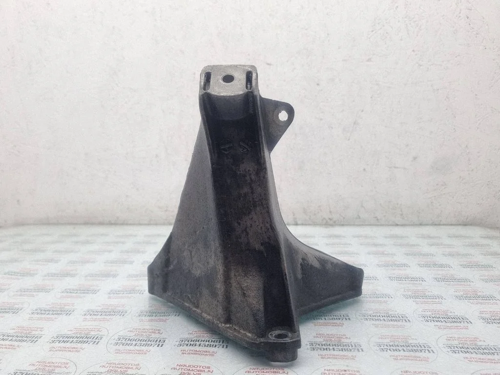 Engine mounting bracket 8D0199308L