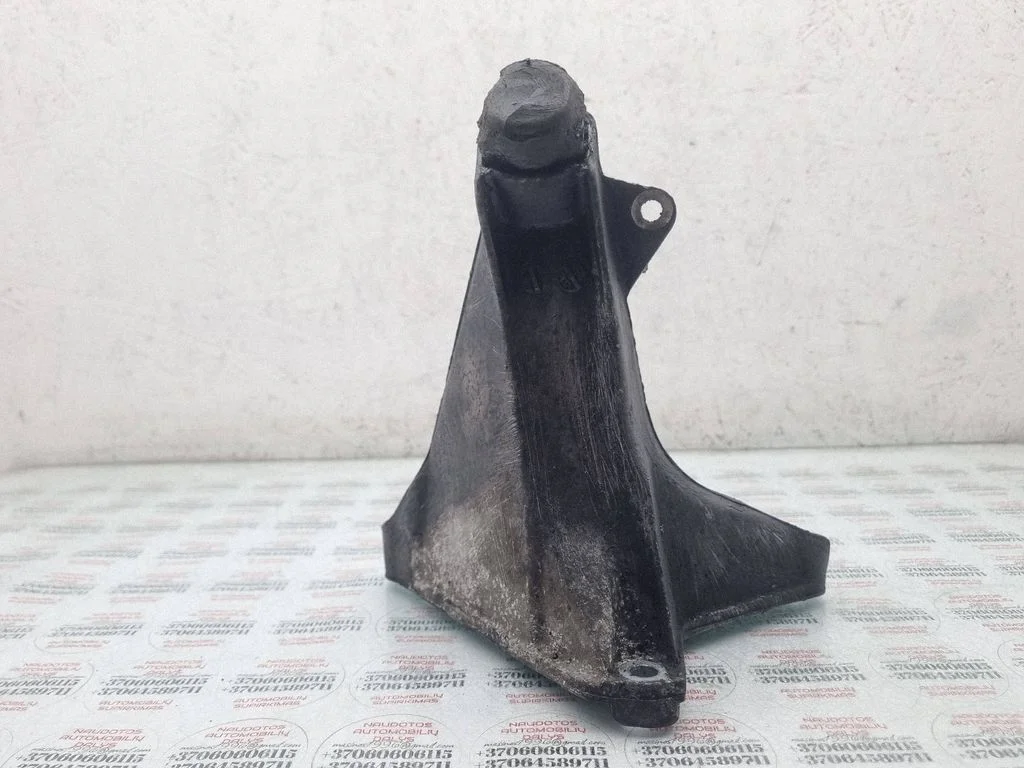 Engine mounting bracket 8D0199308L