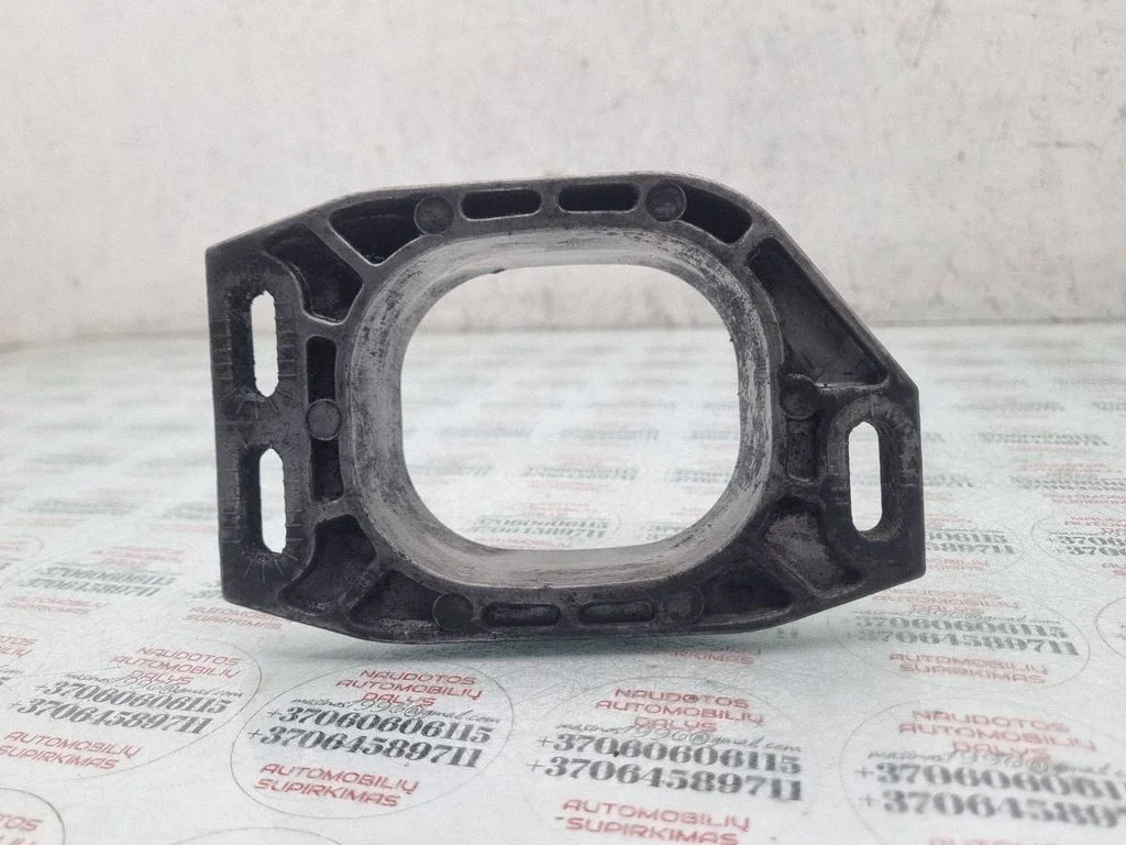Engine mounting bracket 8D0199335P