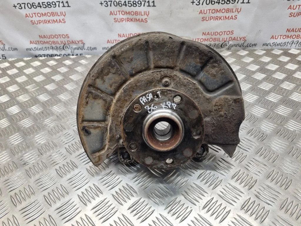 Front wheel hub – front left