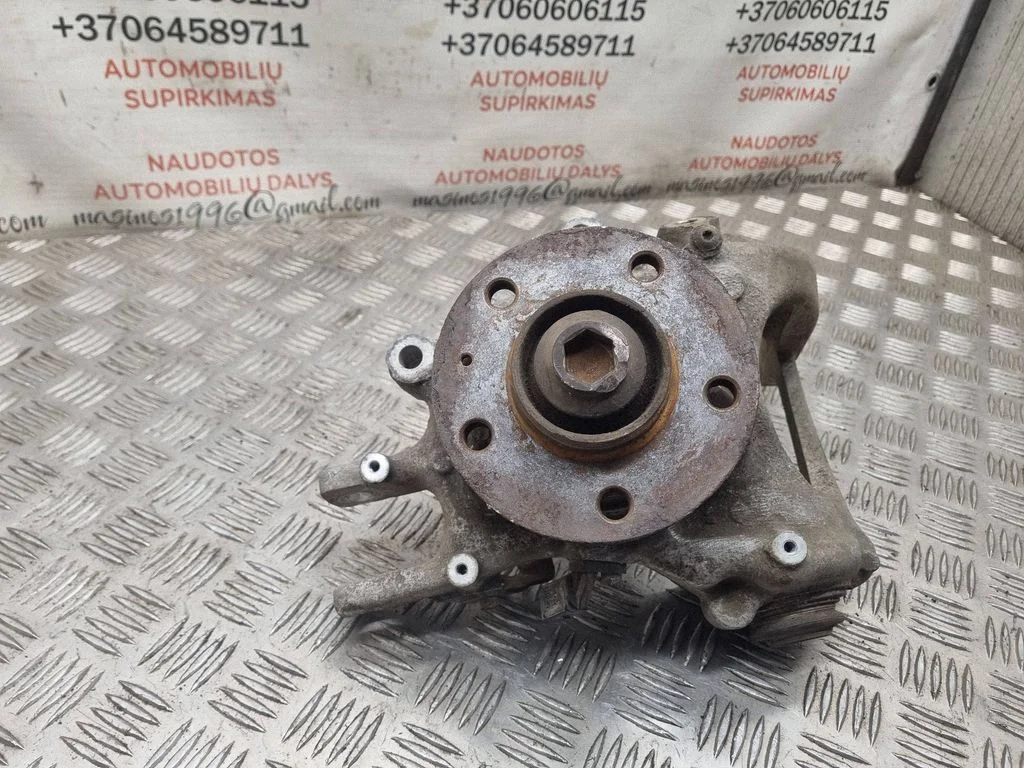 Rear wheel hub spindle/knuckle – rear right