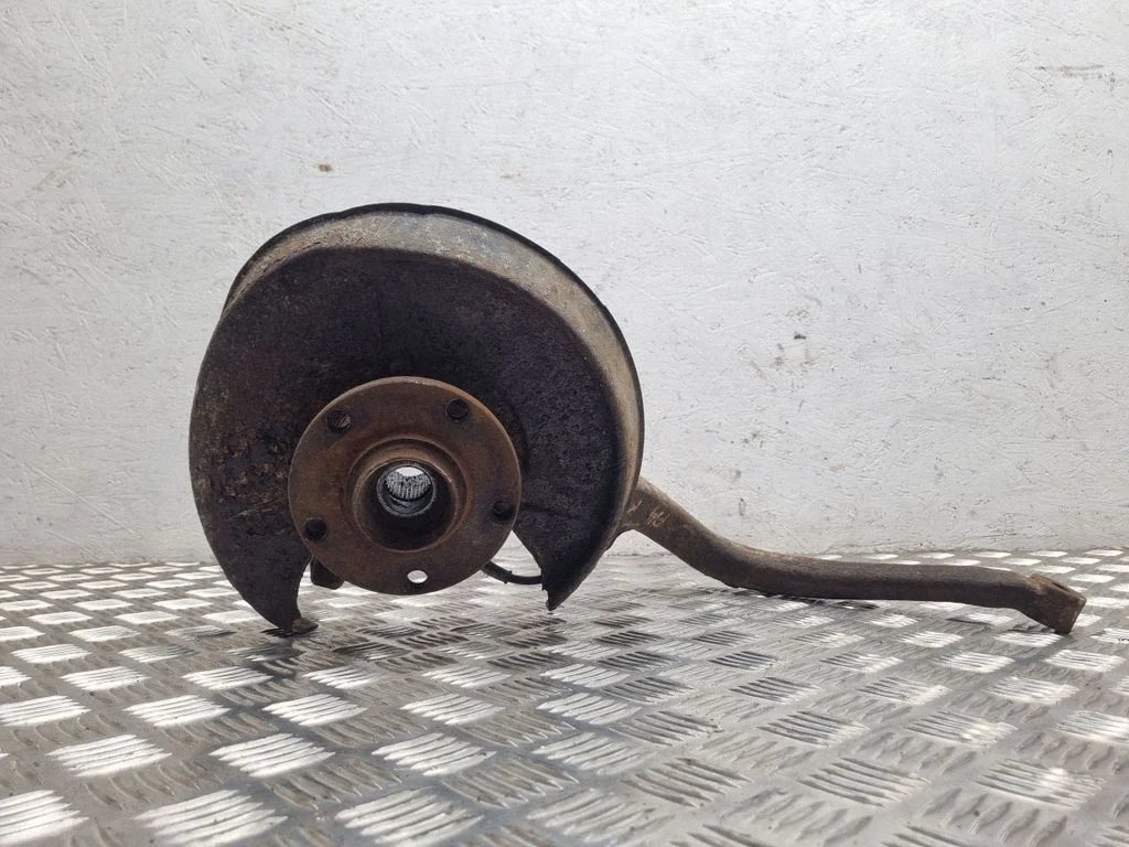 Rear wheel hub spindle/knuckle – left