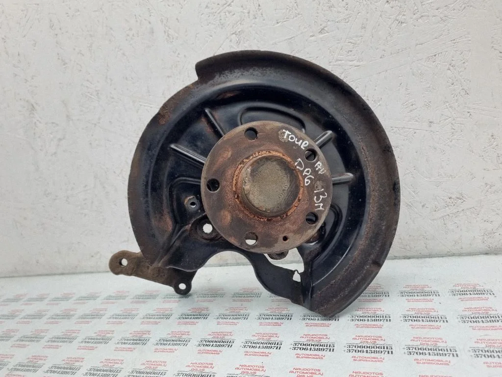 Rear wheel hub spindle/knuckle – rear right