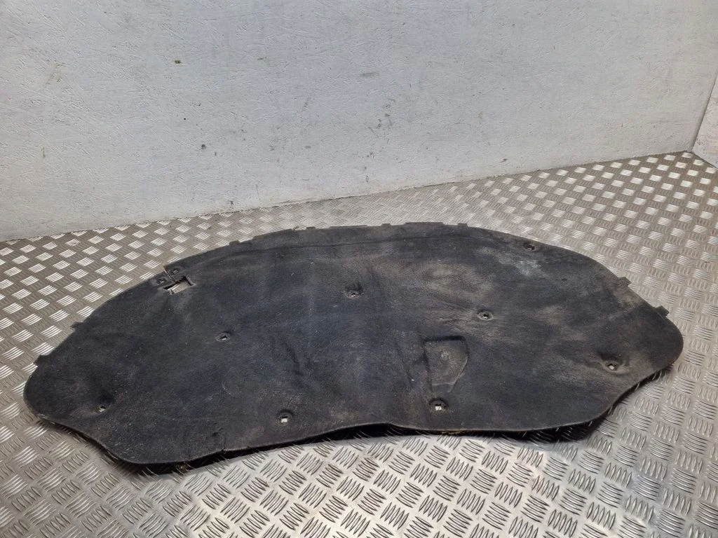 Engine bonnet/hood sound/heat insulation