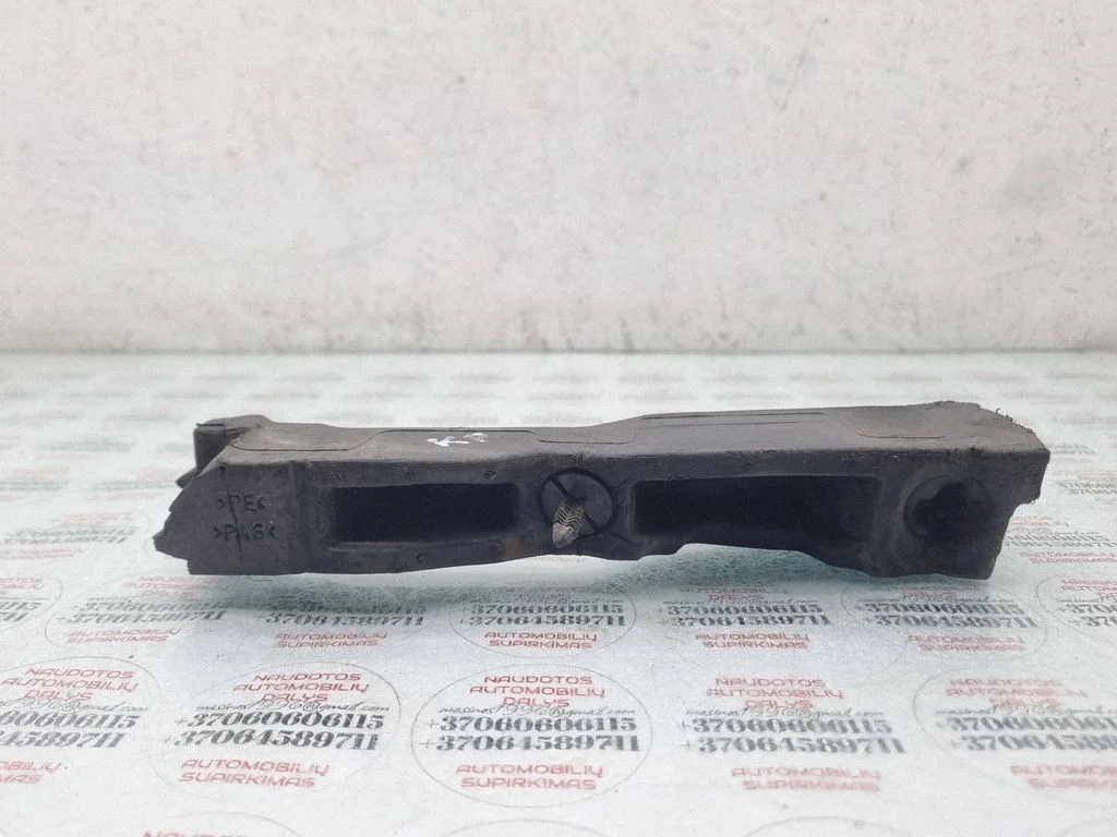 Poritiiva vahtpolstri tugi 8K0823721