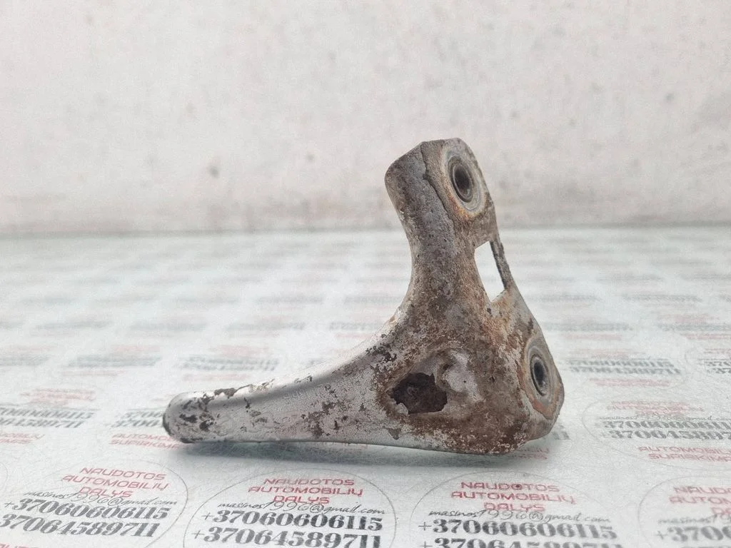 Poritiiva kinnitusklamber 8D0821136B