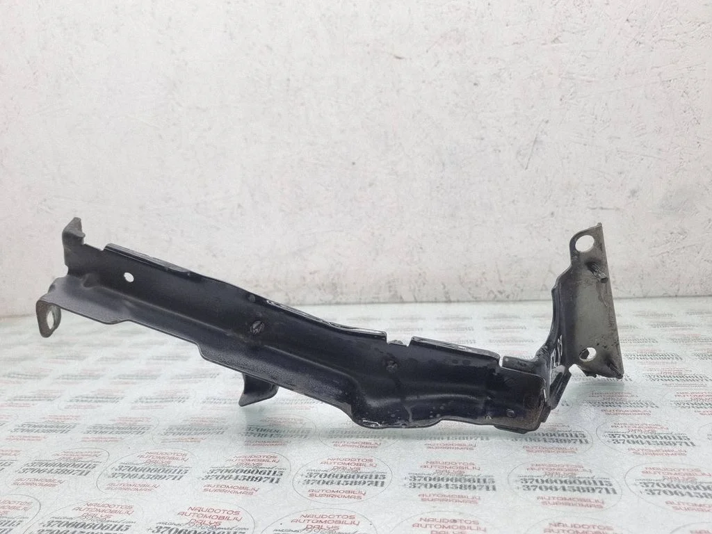 Poritiiva kinnitusklamber 8K0821135C
