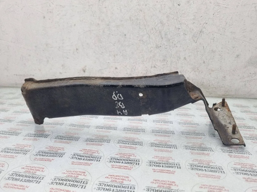 Poritiiva kinnitusklamber 8K0821136A