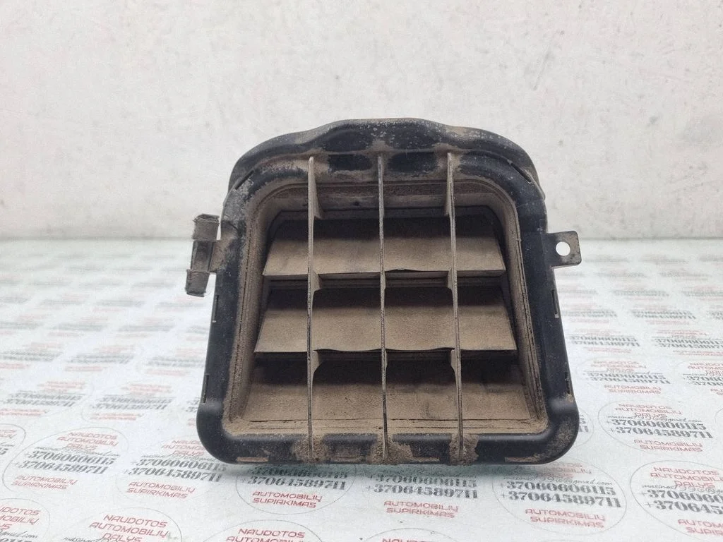 Ventilatsioonirest 8K0819181B