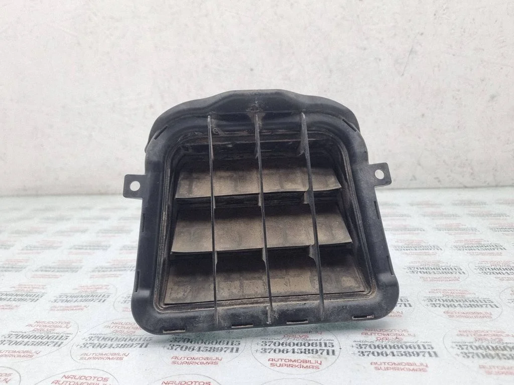 Ventilatsioonirest 8K0819181B