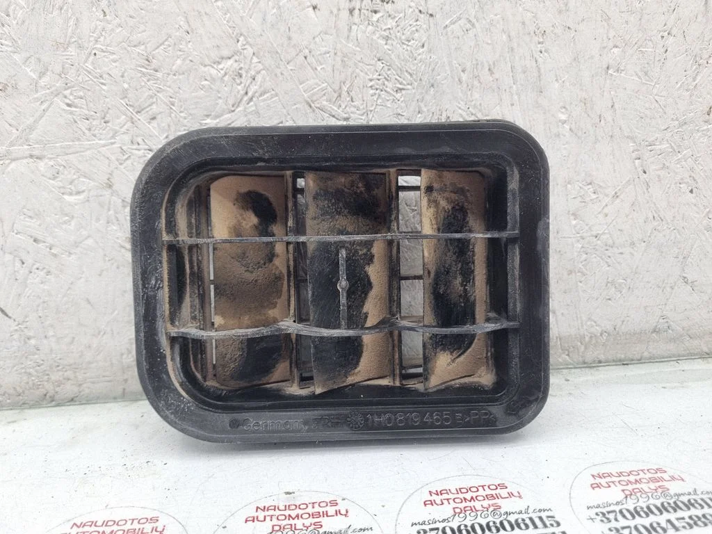 Quarter panel pressure vent 1H0819465