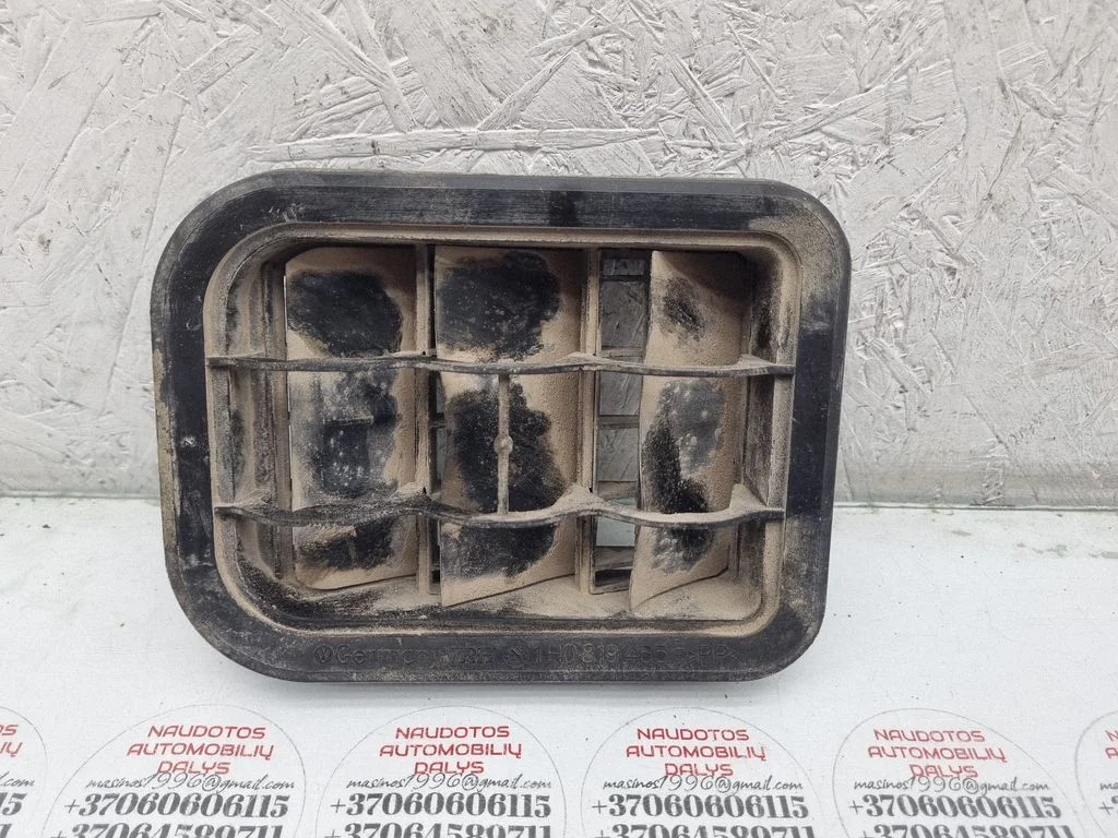 Quarter panel pressure vent 1H0819465