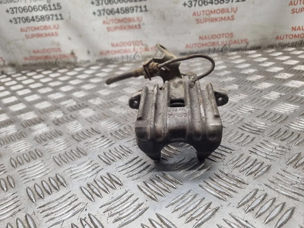 Rear brake caliper – rear right