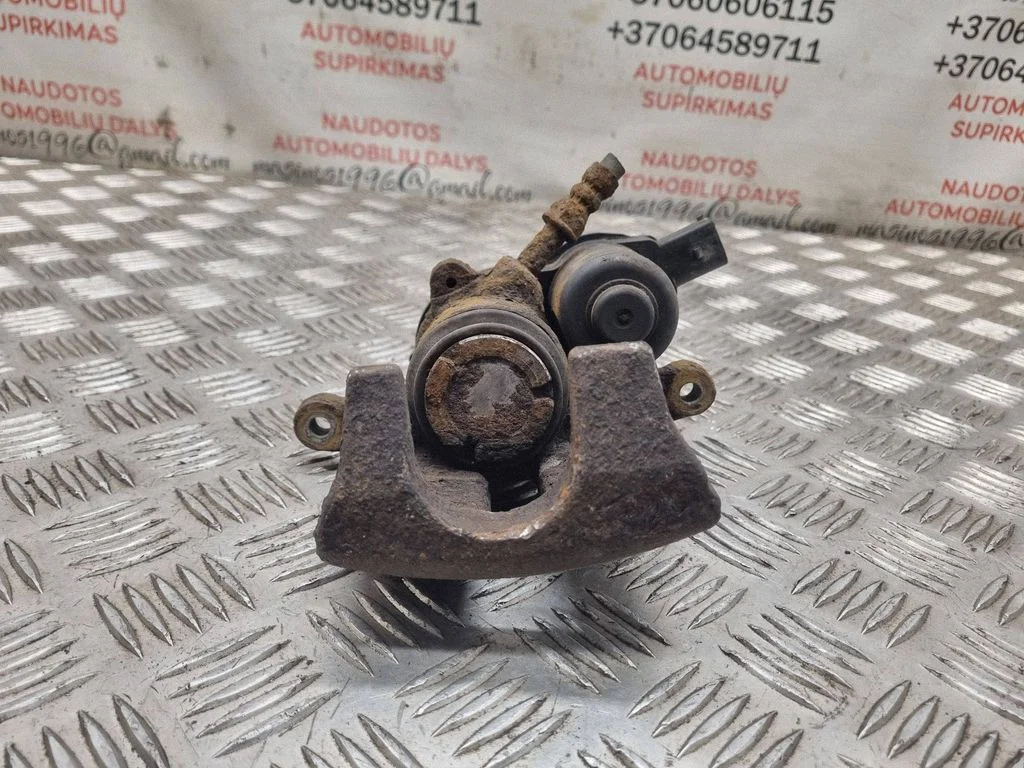 Rear brake caliper – rear right