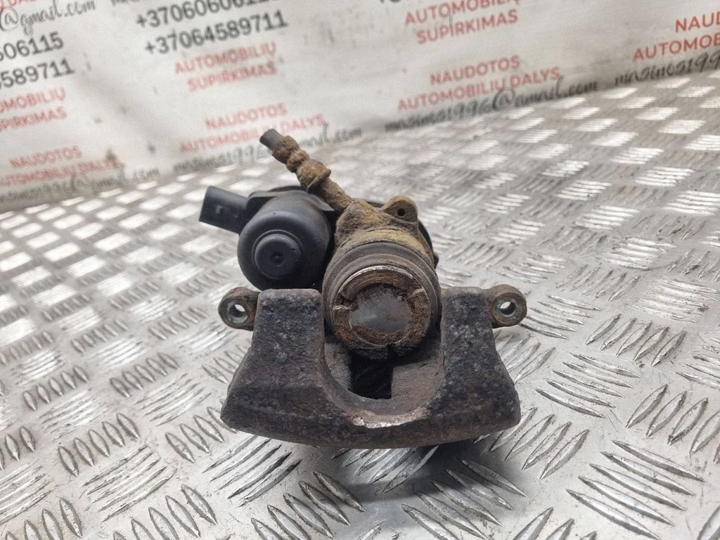 Rear brake caliper – rear left