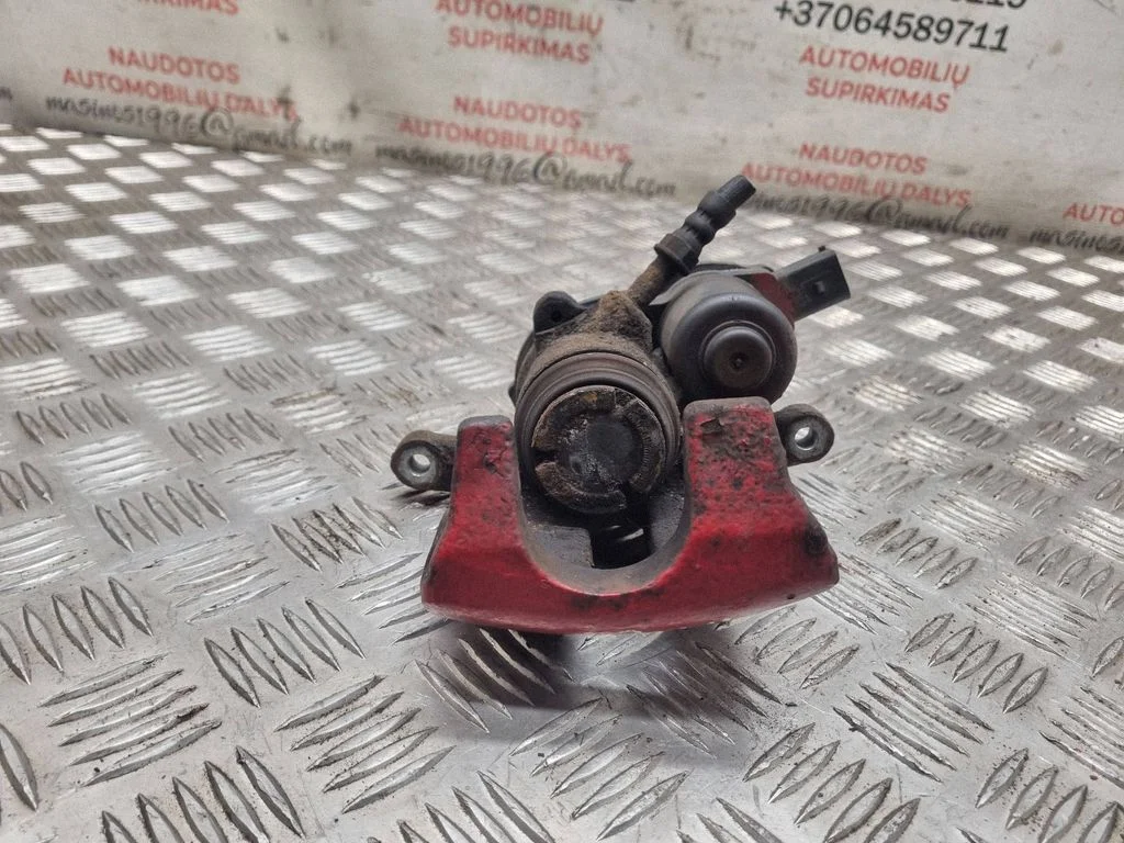 Rear brake caliper – rear right