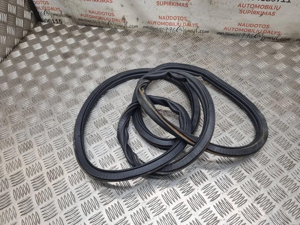 Loading door rubber seal (on body)