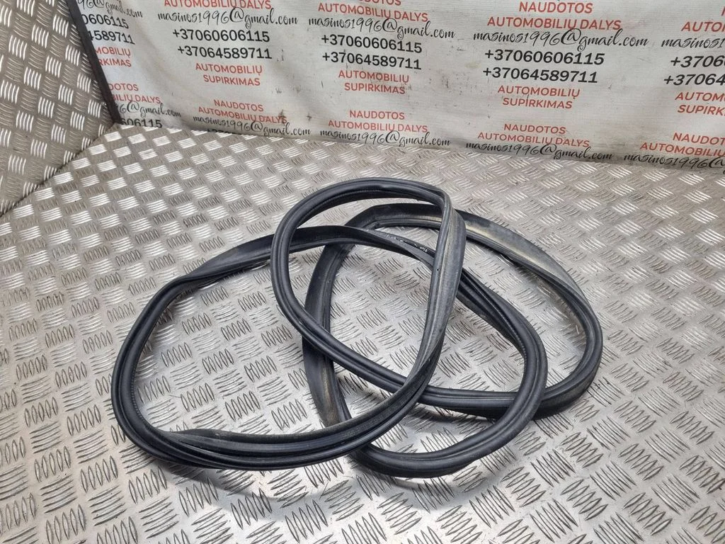 Loading door rubber seal (on body) 8K5827705B