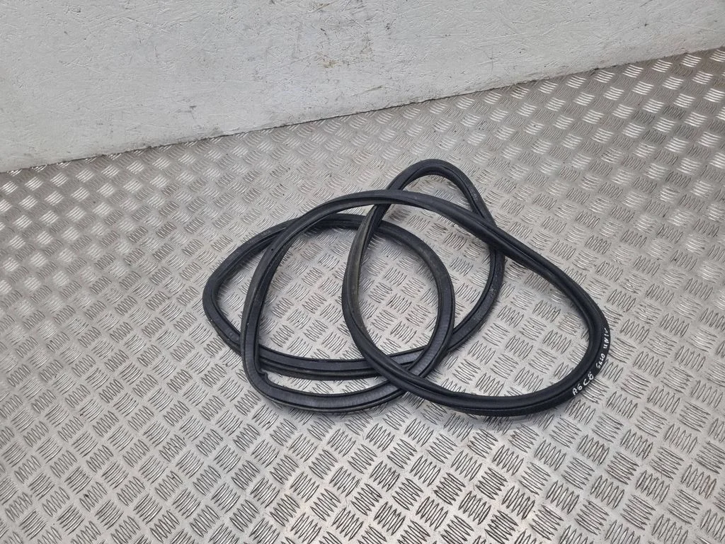 Loading door rubber seal (on body) 4F9827705D