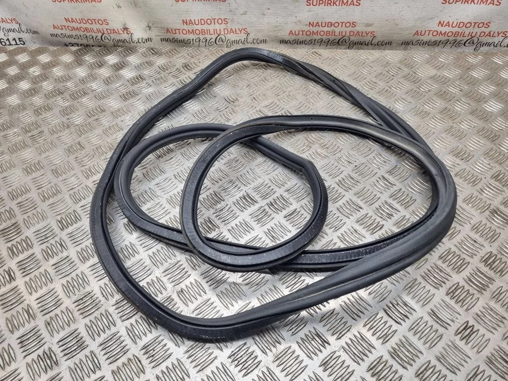 Loading door rubber seal (on body) 4L0827705