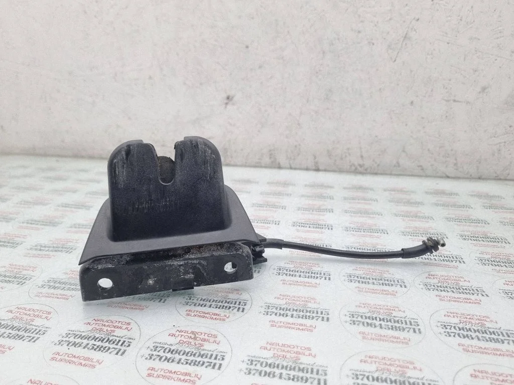 Zamek klapy bagażnika 8E9827520