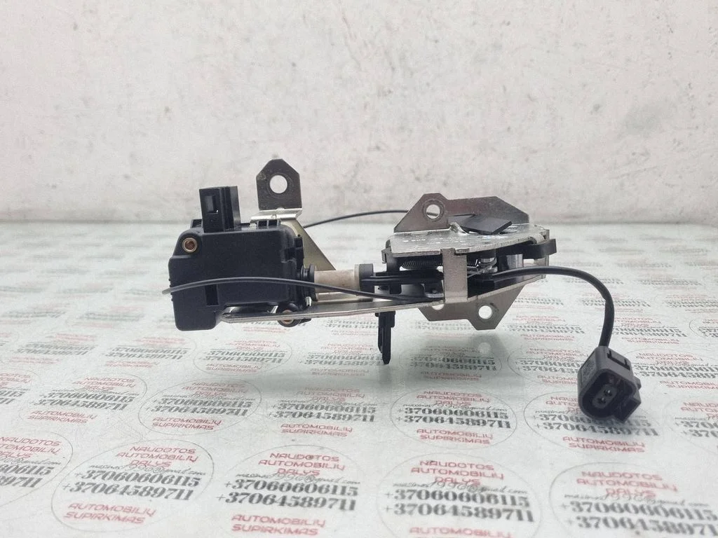 Tailgate window lock/catch/latch 7L0827506E