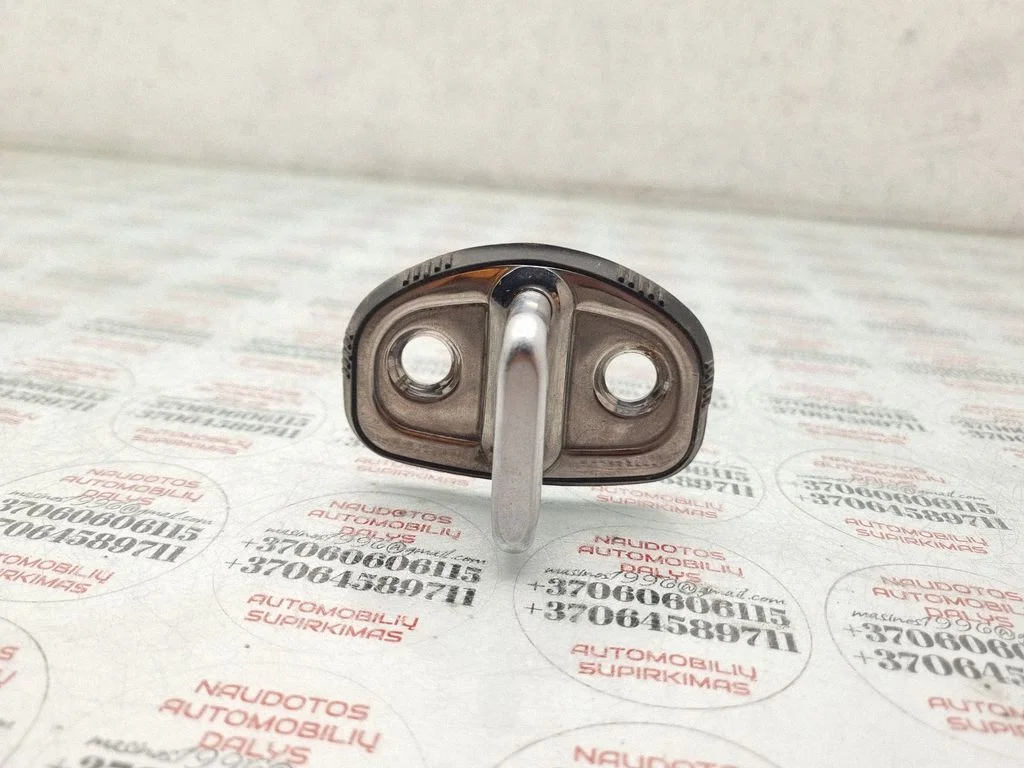 Front door lock loop/hook striker – Skoda Octavia Mk2 (1Z) (2004-2013)