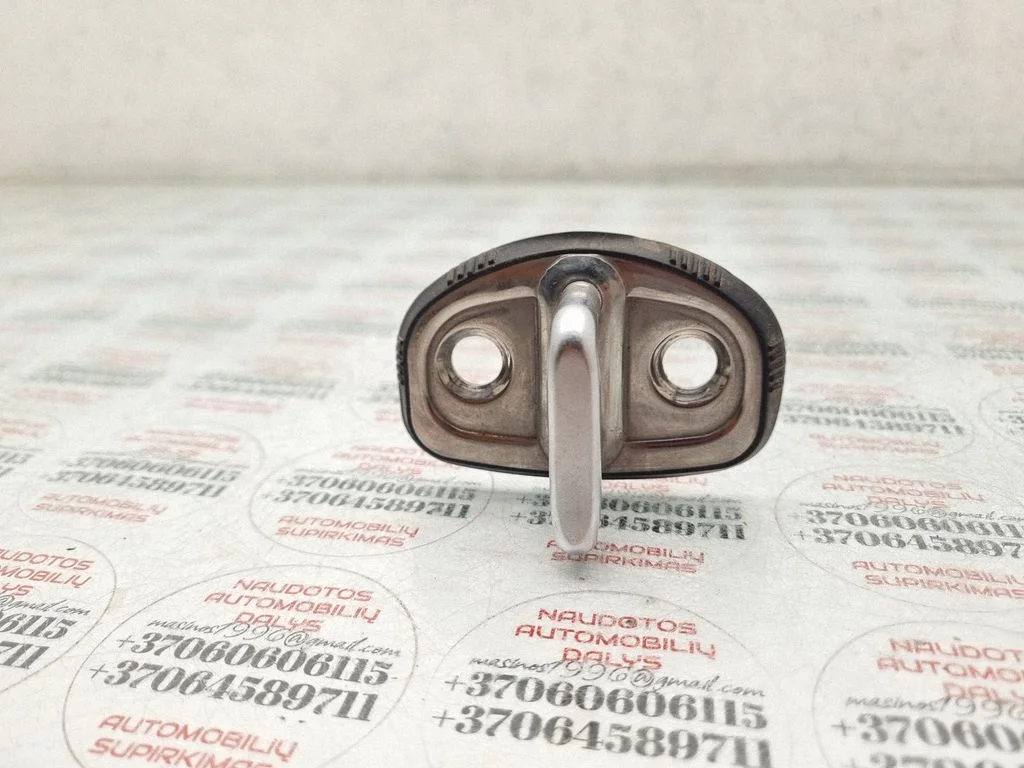 Front door lock loop/hook striker – Skoda Octavia Mk2 (1Z) (2004-2013)