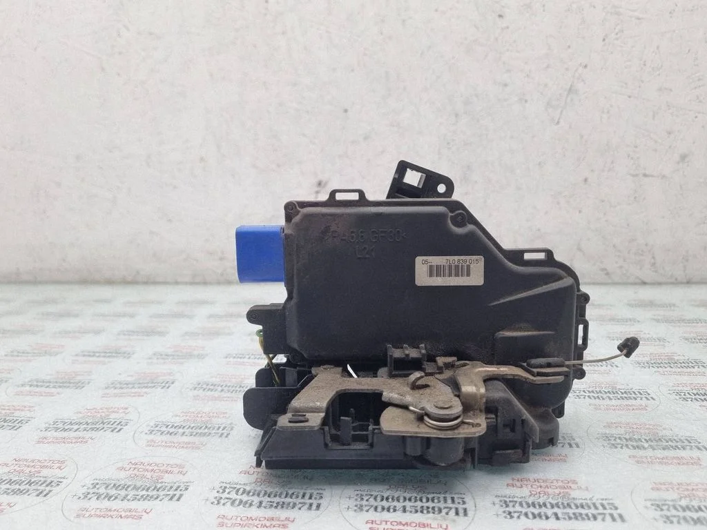 Rear door lock 7L0839015
