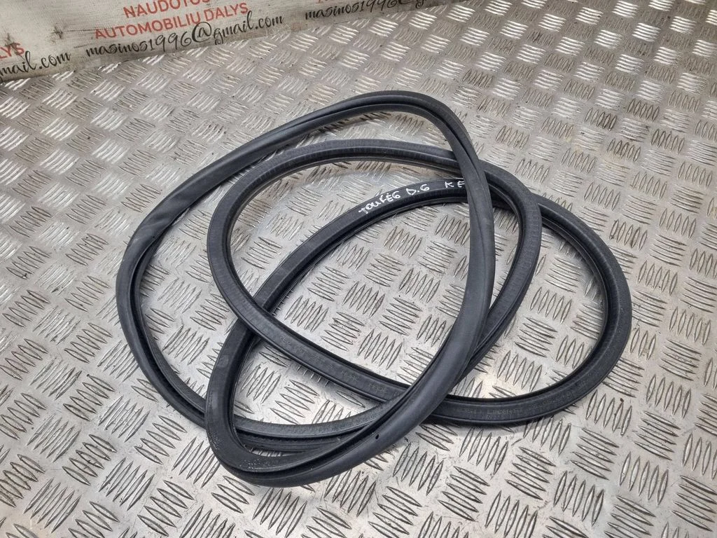 Uszczelka drzwi tylnych (na karoserii) 7L0867367A