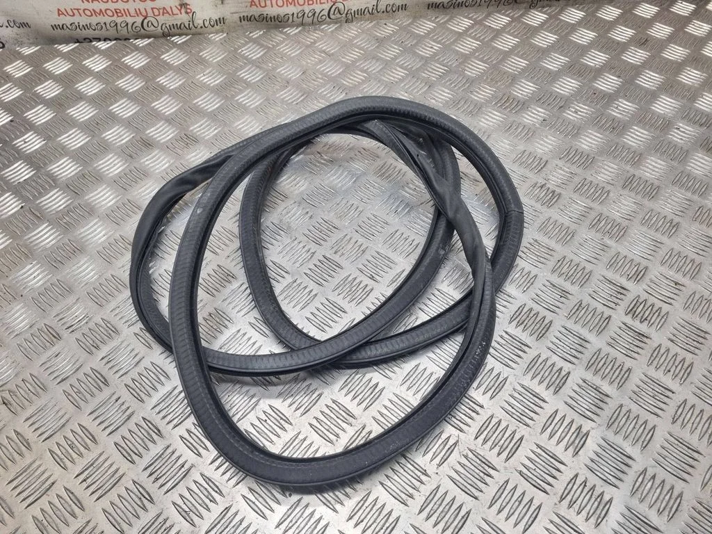 Uszczelka drzwi tylnych (na karoserii) 7L0867367G