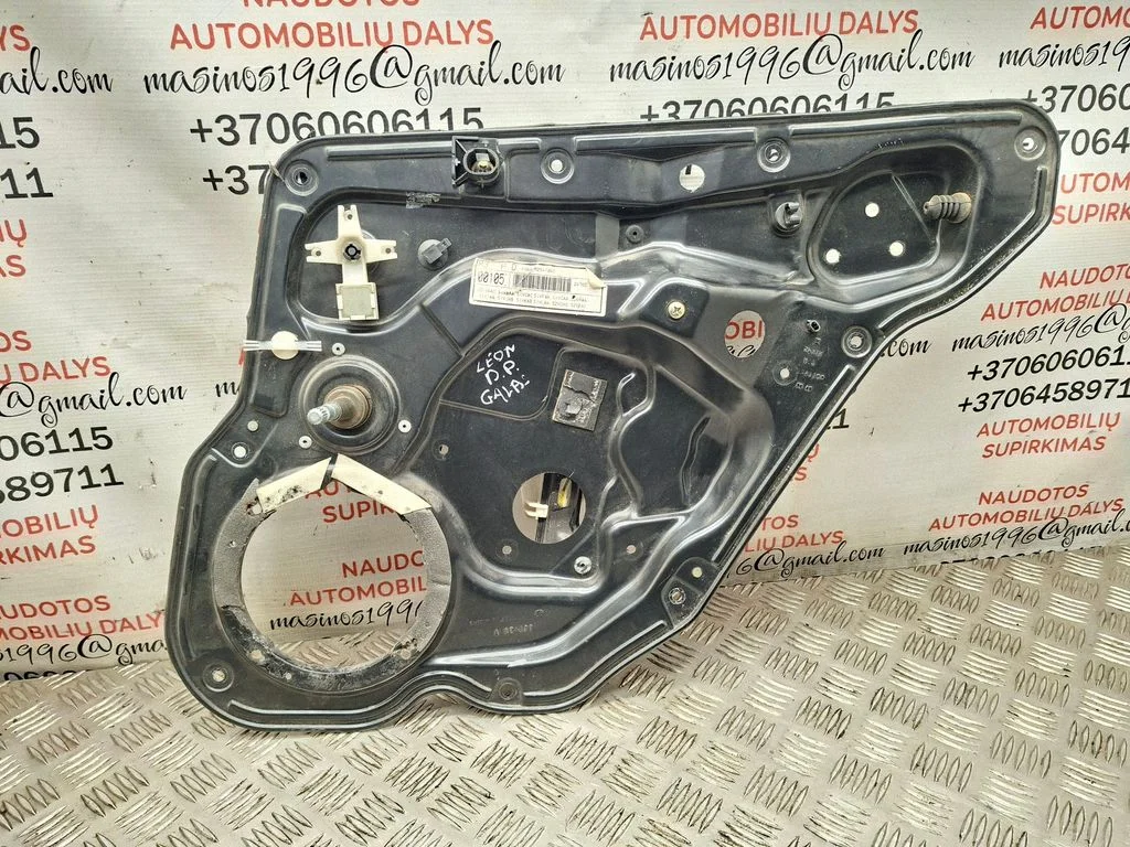 Rear door manual window regulator – rear right