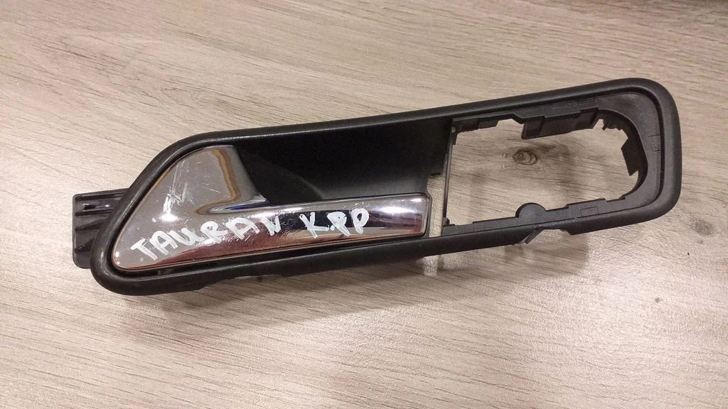 Esiukse sisemine käepide – Volkswagen Touran I (2003-2010)