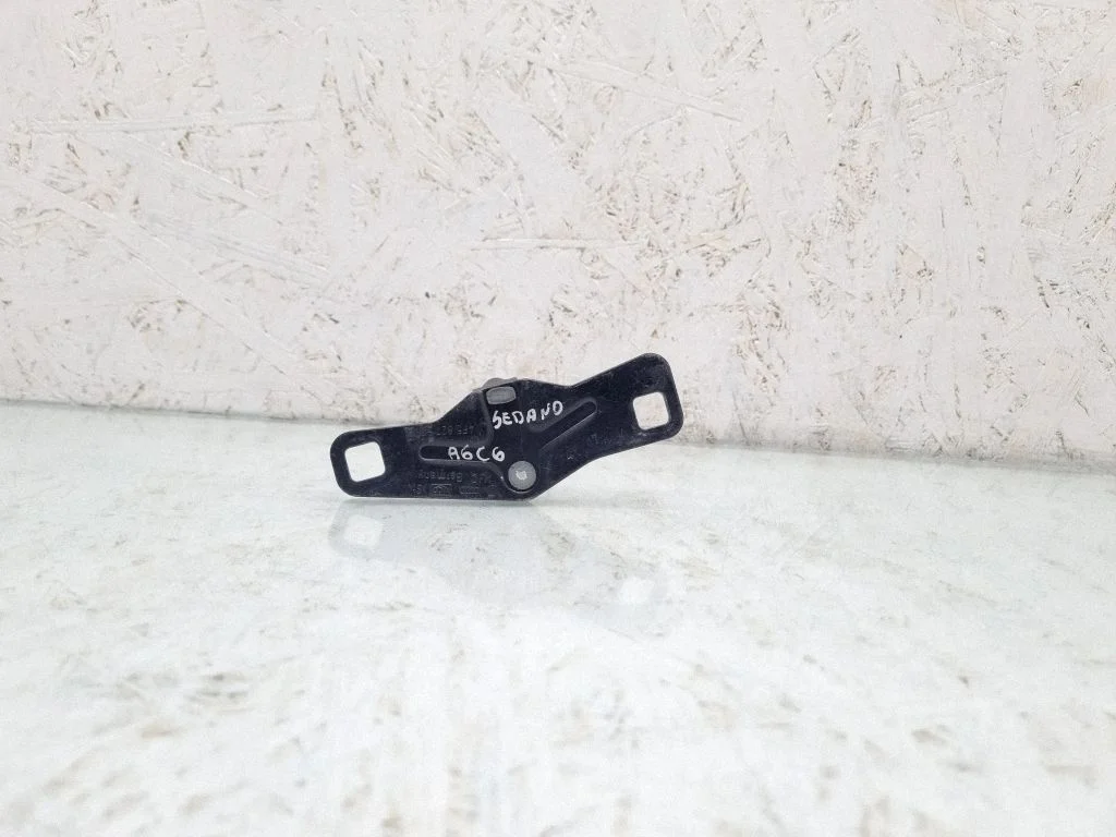 Loading door lock loop/hook striker 4F5827507B