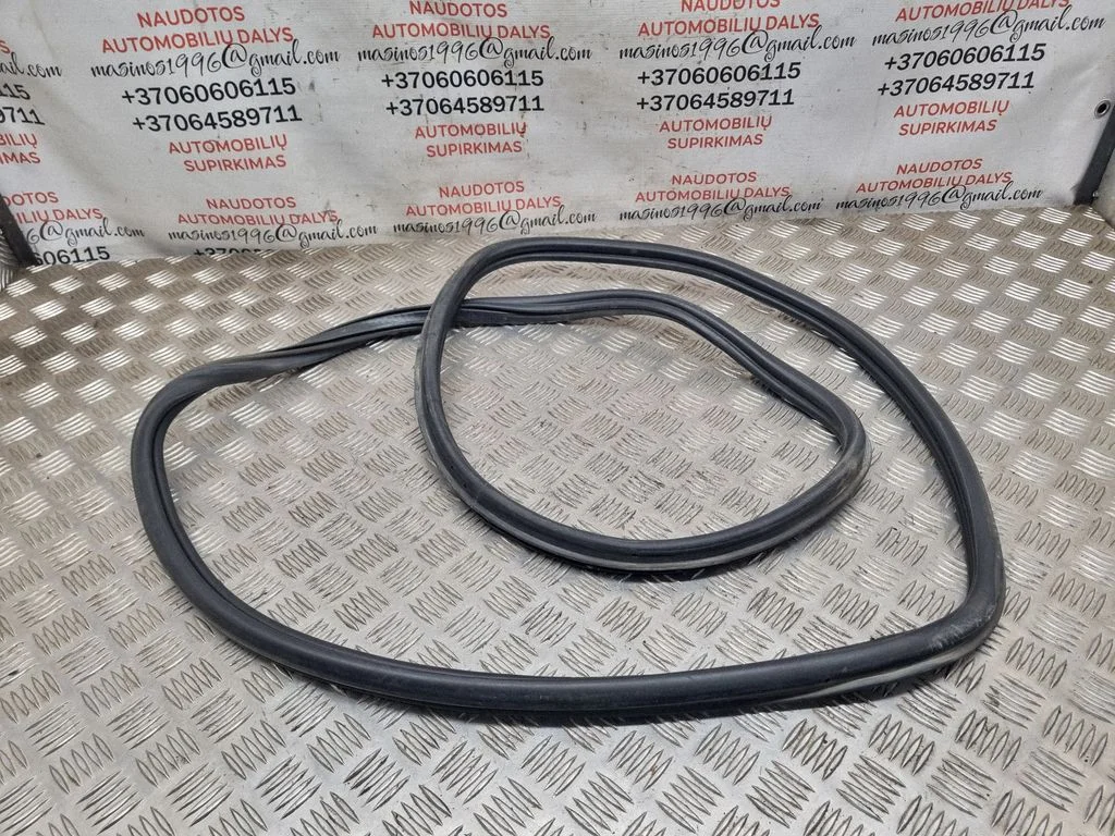 Loading door rubber seal (on body) 8E9827705