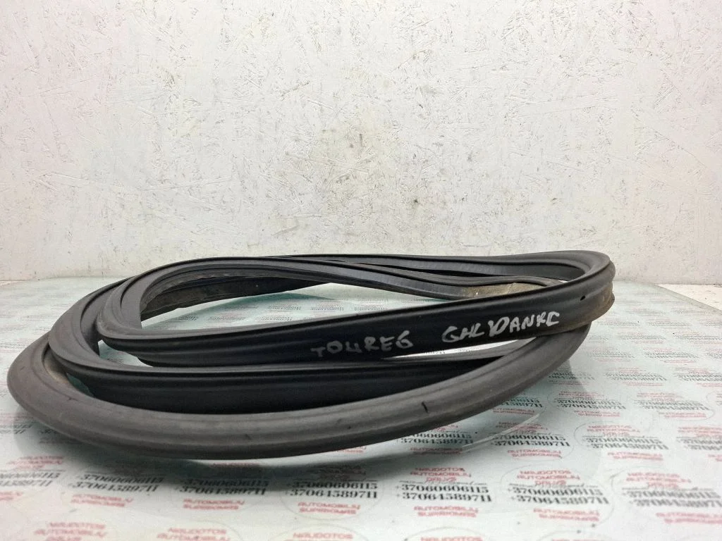 Loading door rubber seal (on body) – rear