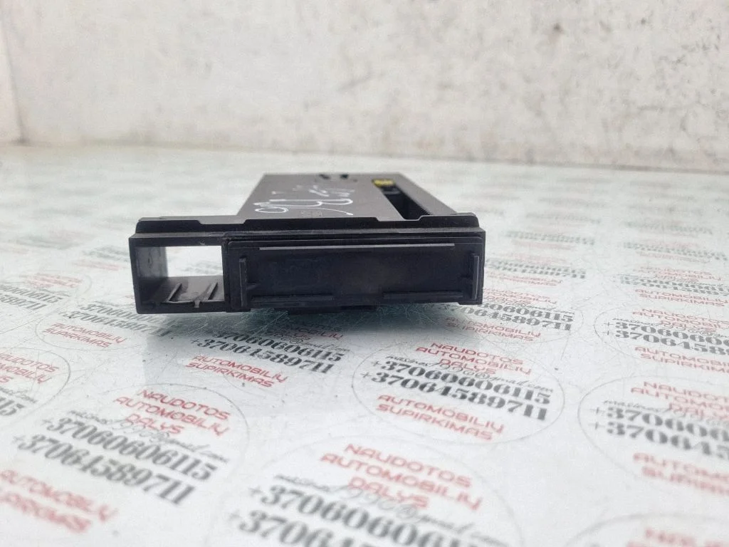Armatuurlaua panipaik – Audi A4 S4 B6 8E 8H (2001-2005)