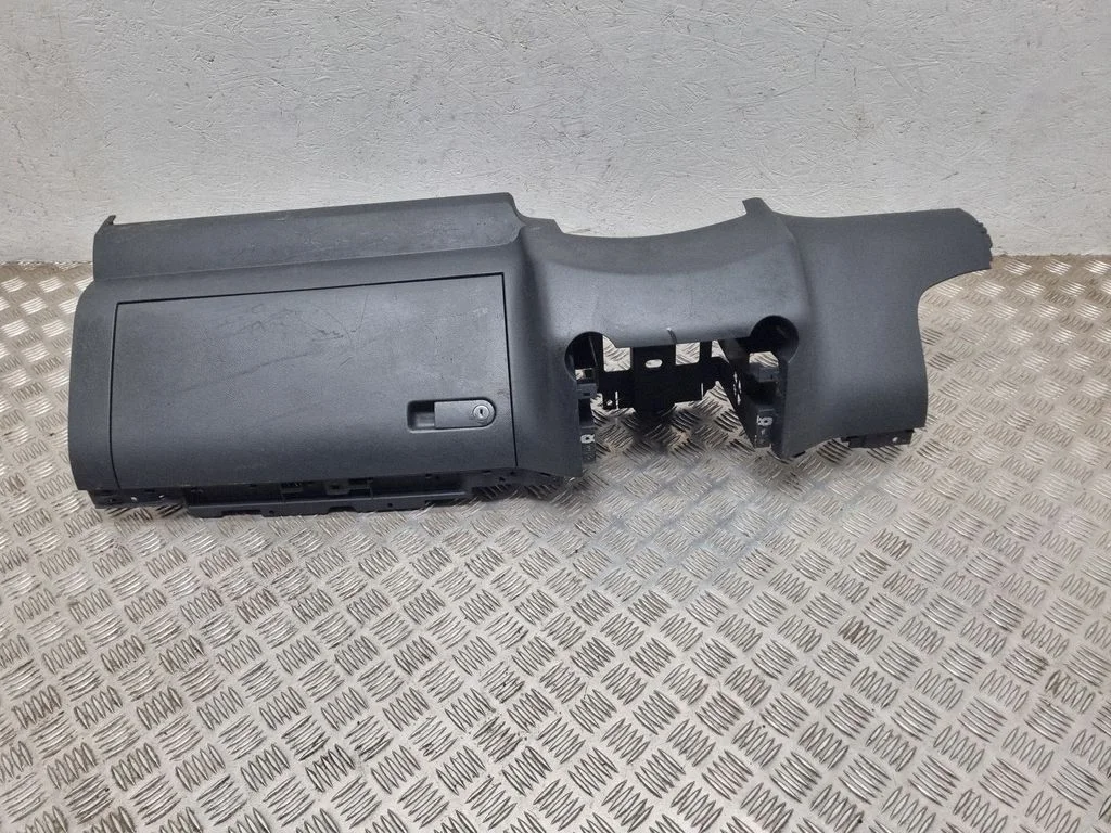 Glove box set 7L6858904