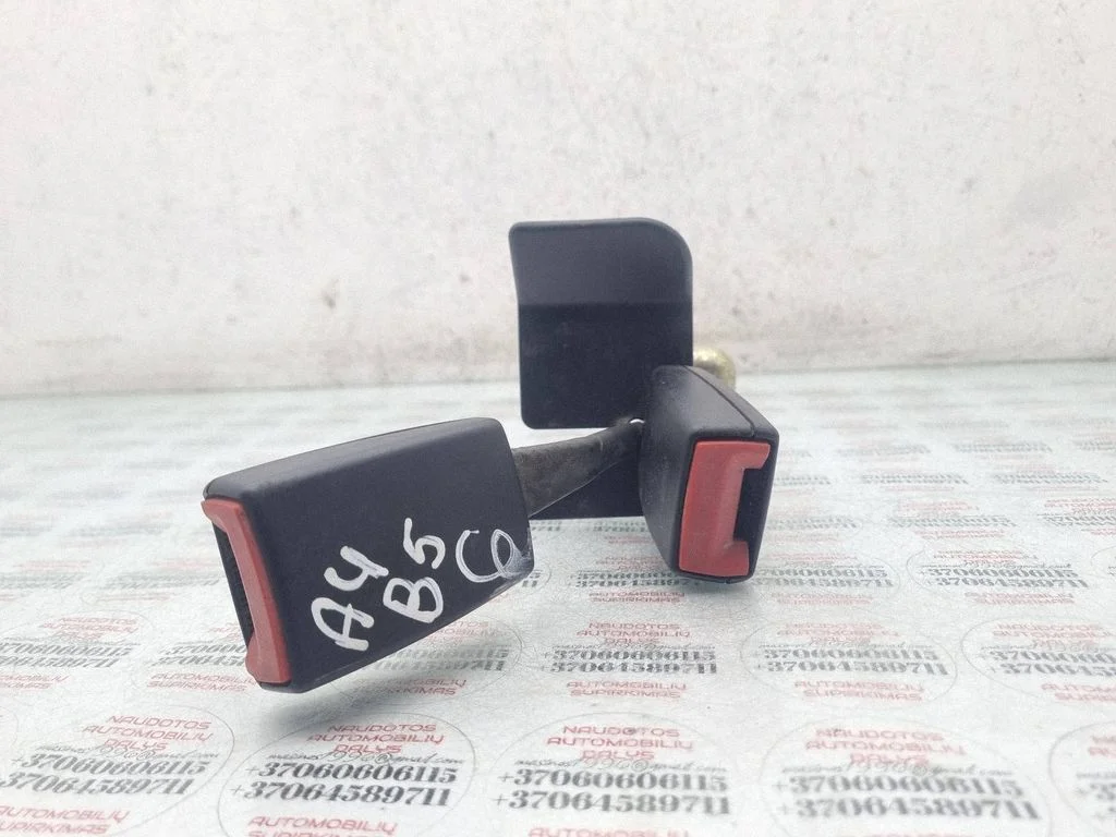 Keskmise turvavöö pannal (tagumine) 8D0857739D