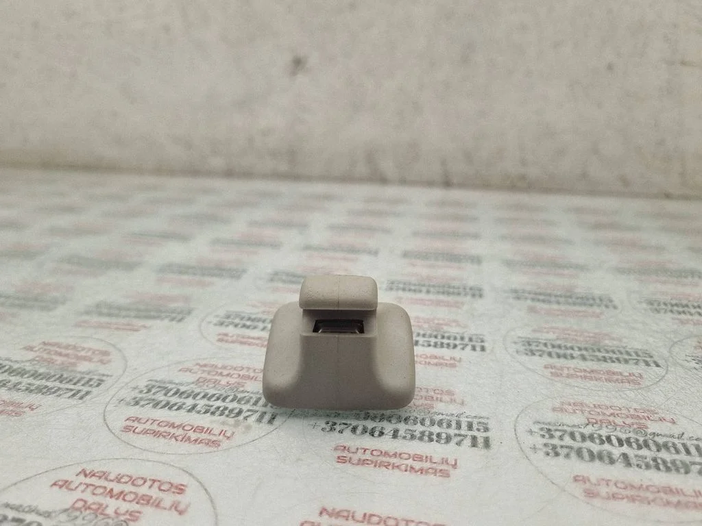 Päikesesirmi kinnitusklamber 1K0857561B