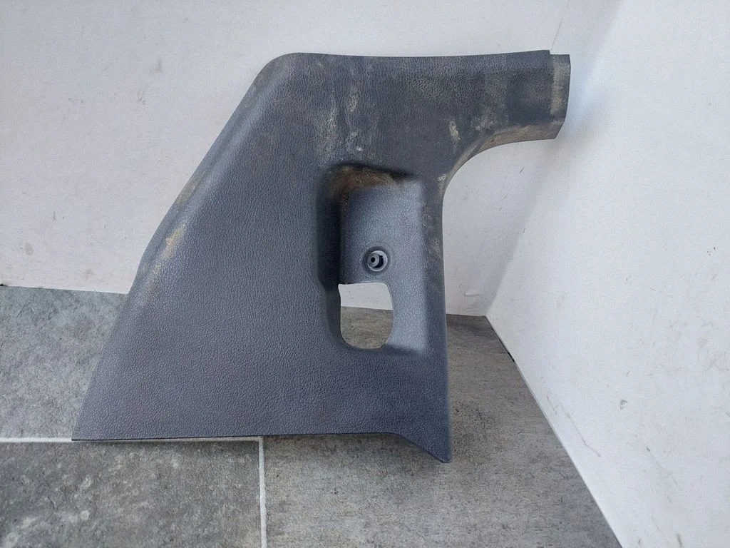 Foot area side trim 3C1863483