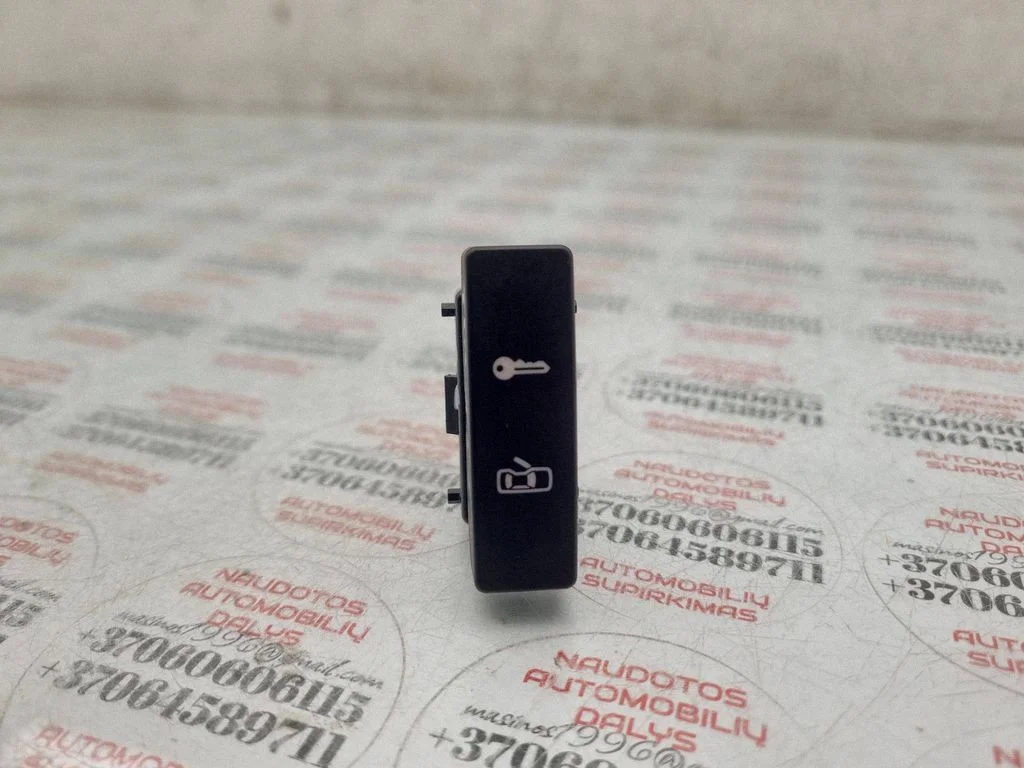 Central locking switch button – Volkswagen Touareg I (2002-2010)