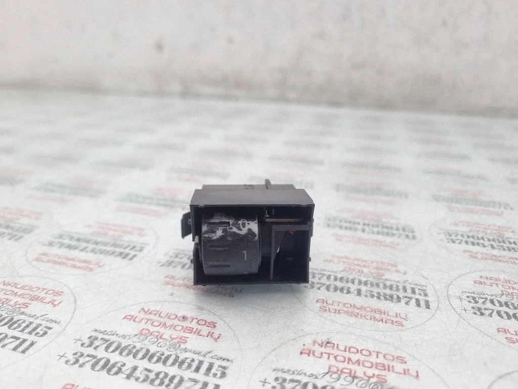 Seat heating switch – Volkswagen Touareg I (2002-2010)
