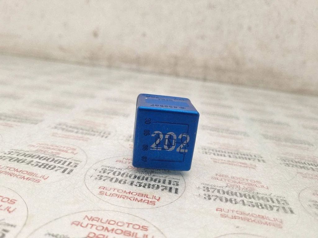Eelsüüteküünalde relee 8A0951253