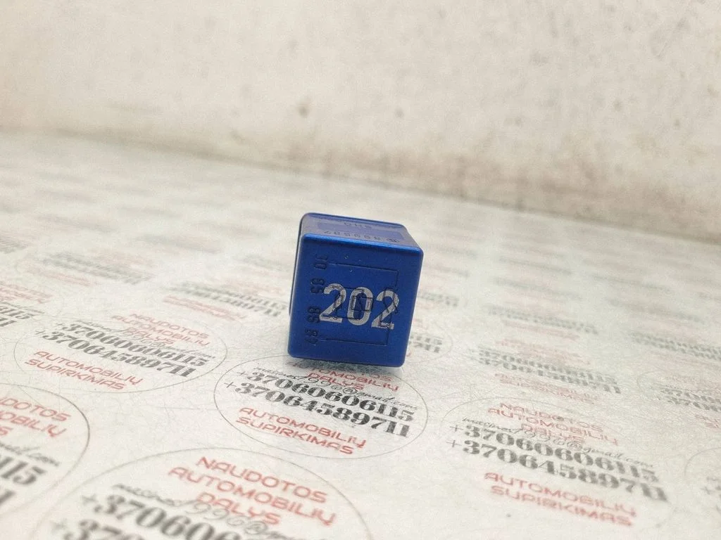 Eelsüüteküünalde relee 8A0951253