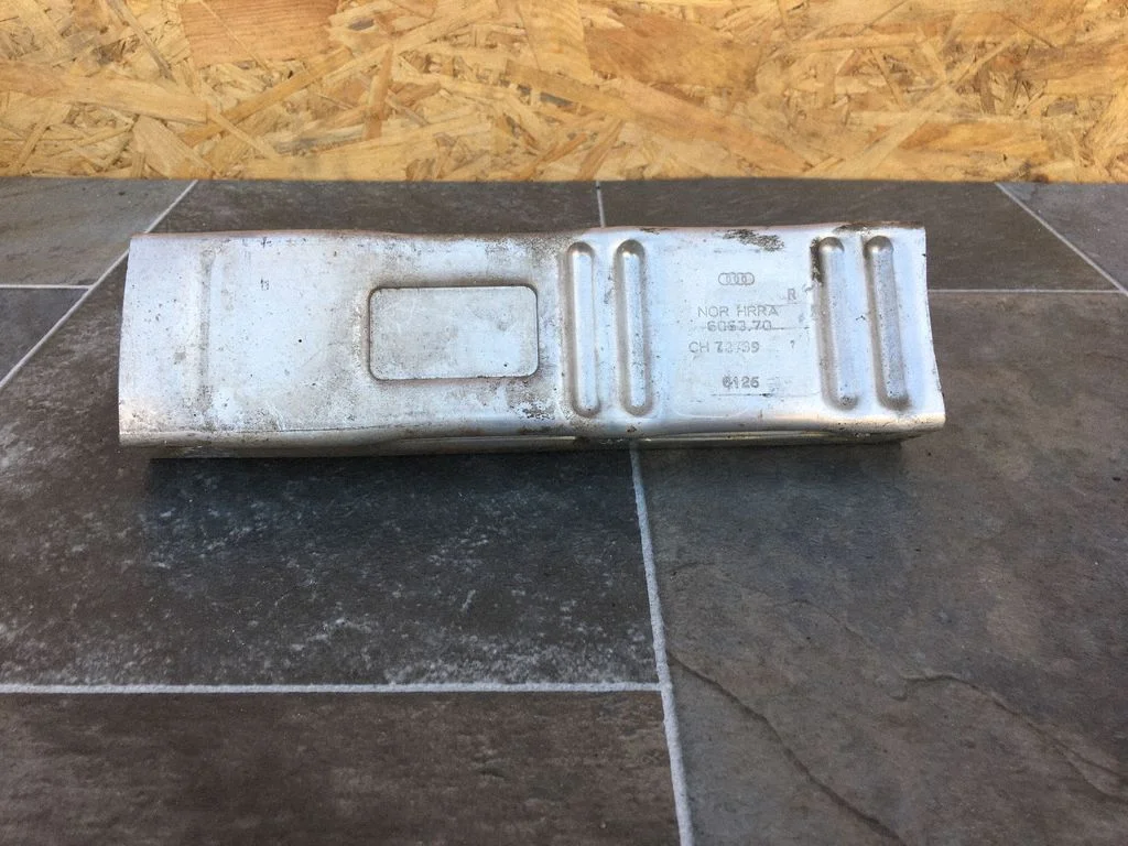 Tagumise kaitseraua löögisummuti – Audi A4 S4 B6 8E 8H (2001-2005)