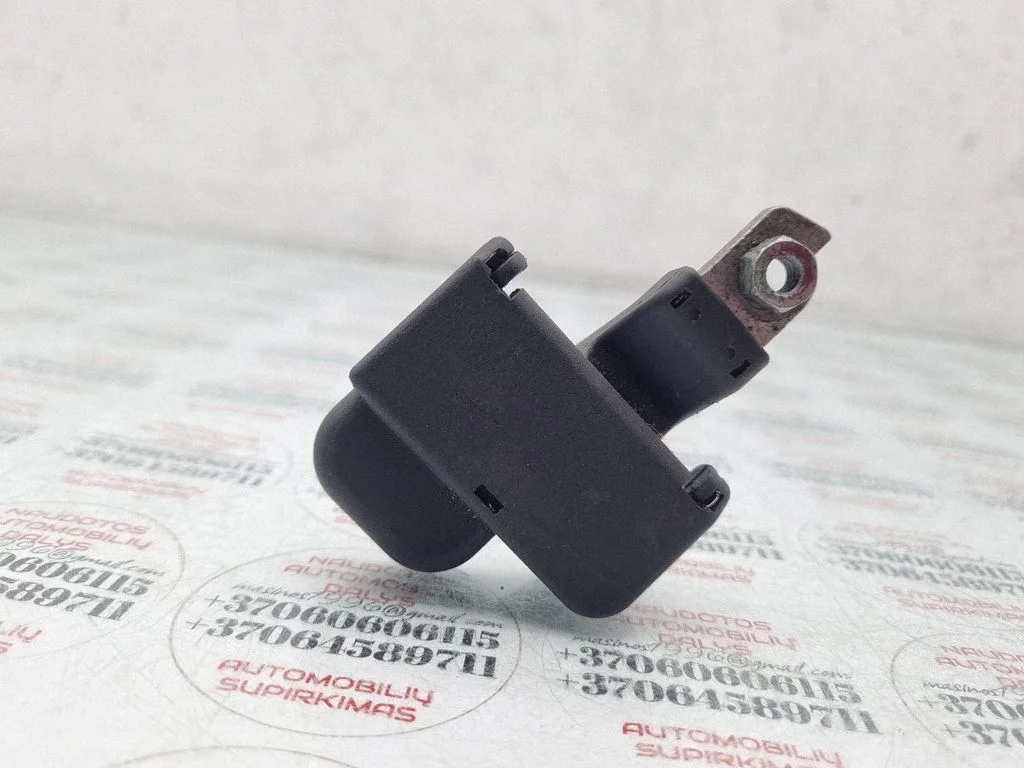 Plussjuhtmete ühendussõlm 8Z0941824A
