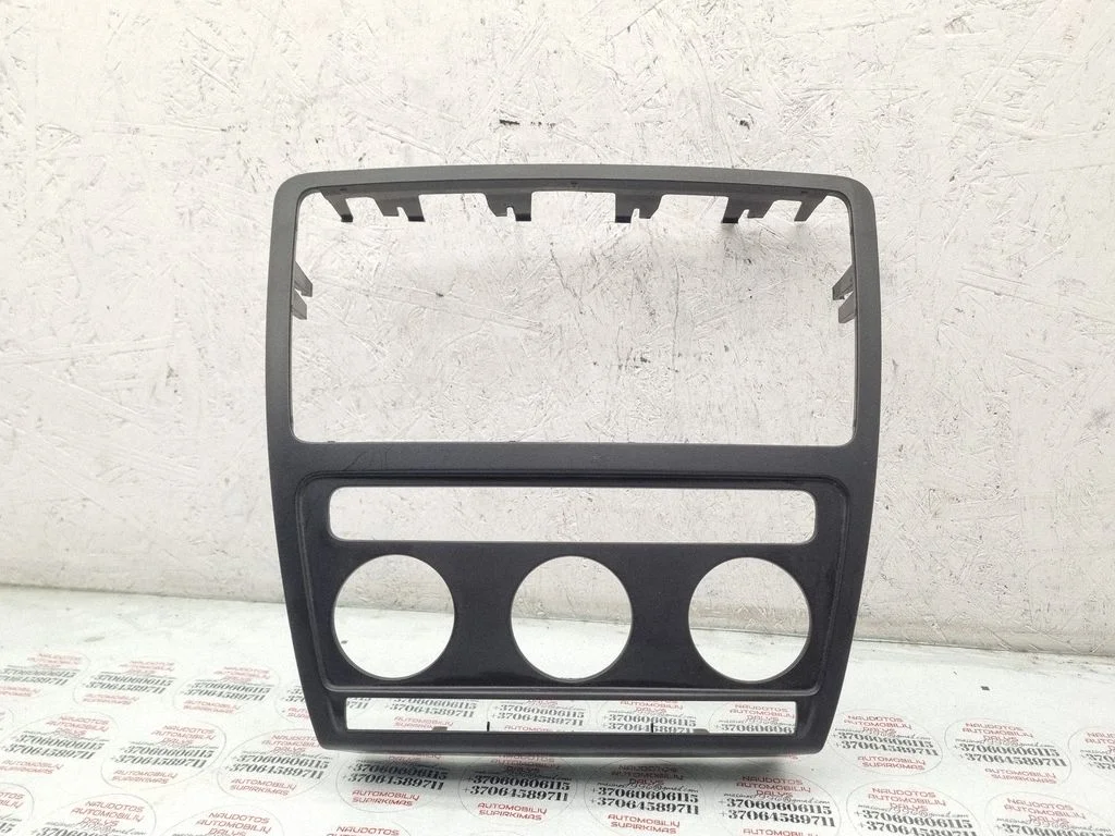 Radio/GPS head unit trim 1Z0858069A
